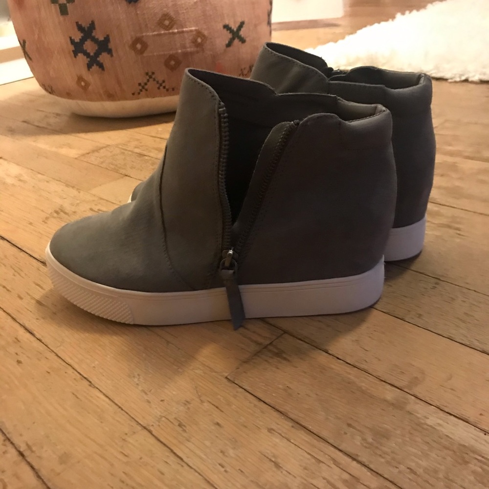 Universal thread wedge sneakers